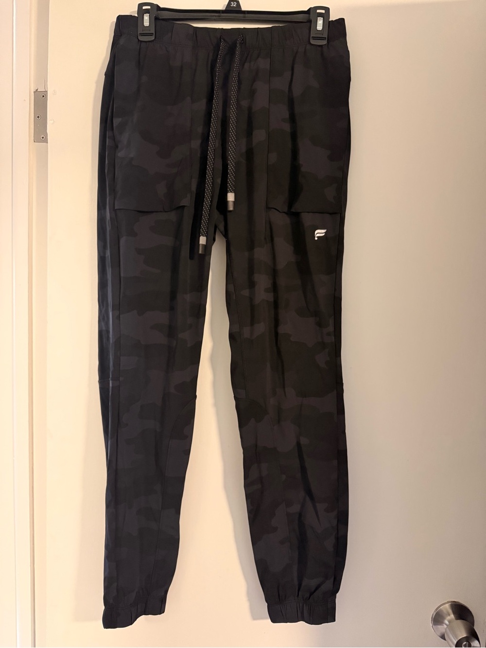 Men’s Medium Fabletics Jogger - Black Camo